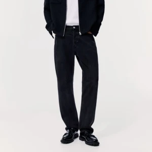 Svarta jeans från H&M - Snygga svarta jeans från H&M i relaxed fit. Perfekta för en avslappnad stil med klassisk design och fem fickor. Tillverkade i ett slitstarkt material som ger en bekväm passform hela dagen.