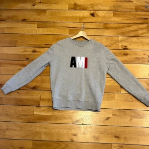 Ami Paris tröja - Ami Paris tröja. Säljer den för att den har aldrig blivit använd. Ny pris 2000kr mitt pris 700kr. Priset är inte fast.