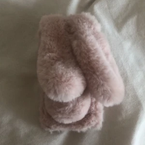 Mobilskal, iPhone 7 - Säljer ett rosa kaninmobilskal för iPhone 7 från Glitter🩷 Säljer då jag inte har iPhone 7 längre. Inget är trasigt.