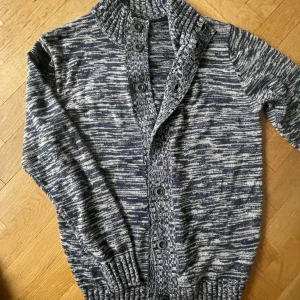 Unik stickad cardigan  - En stickad cardigan för dig som är unik med ett blå vit mönster. Den sitter tts(true to size) och skicket är riktigt bra. Pris kan diskuteras och tveka av er vid frågor eller liknande. Har en till liknande i S. MVH Armadio!