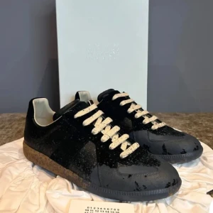 Söker Maison Margiela - Söker maison margielas helst i denna färg på bilden men inget måste kontakta om ni vet någon som säljer eller var dom säljs