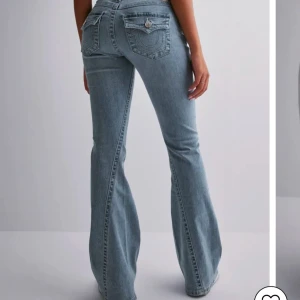 True religion jeans - Snygga blå bootcut jeans med hög midja och klassisk femficksdesign. Perfekta för en avslappnad stil med en touch av retro. Storlek W28. Säljer då de är lite för små på mig som väger ca 68💗 Jätte fint skick och nypris 1299