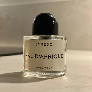 BYREDO - Bal D’Afrique Parfym - Säljer en knappt använd Pafym från BYREDO som heter Bal D’Afrique. Den är på 50 ml och har nypris från 1700 kr.  Topp: Bergamott, Afrikansk ringblomma, bucchu Heart: Viol, cyklamen Base: Vetiver, Marockansk cederträ