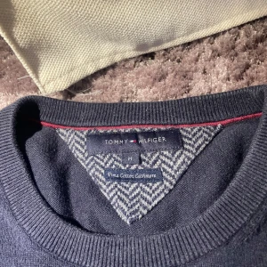 Tommy Hilfigure - Fin crewneck tröja från Tommy, den är knappt använd, bara legat i gaderoben och nu ska se nya äventyr, inga defekter eller så☺️✅stlk M men passar M-S