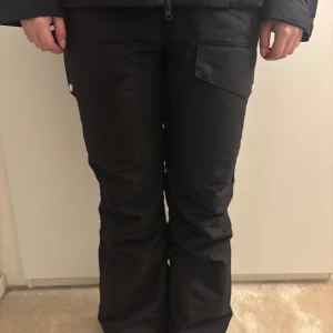 Skidbyxor dam - Säljer dessa fodrade skidbyxor från warp i st xs, är ganska stora i storleken så dom är som s/m. Använda i cirka 3 veckor. I väldigt fint skick! Jag är 173 cm lång och dom slutar precis vid foten!