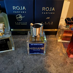 NISHANE FAN YOUR FLAMES (ca 75-80% kvar) - Säljer nu en av mina parfymer då jag ej använder den så ofta… De är parfym extrakt så den har otroligt bra långvarighet. Parfymen paketeras i original boxen