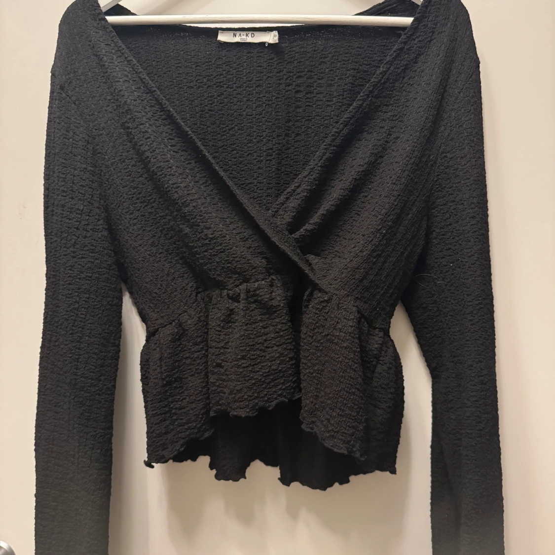 Svart omlottopp från NA-KD