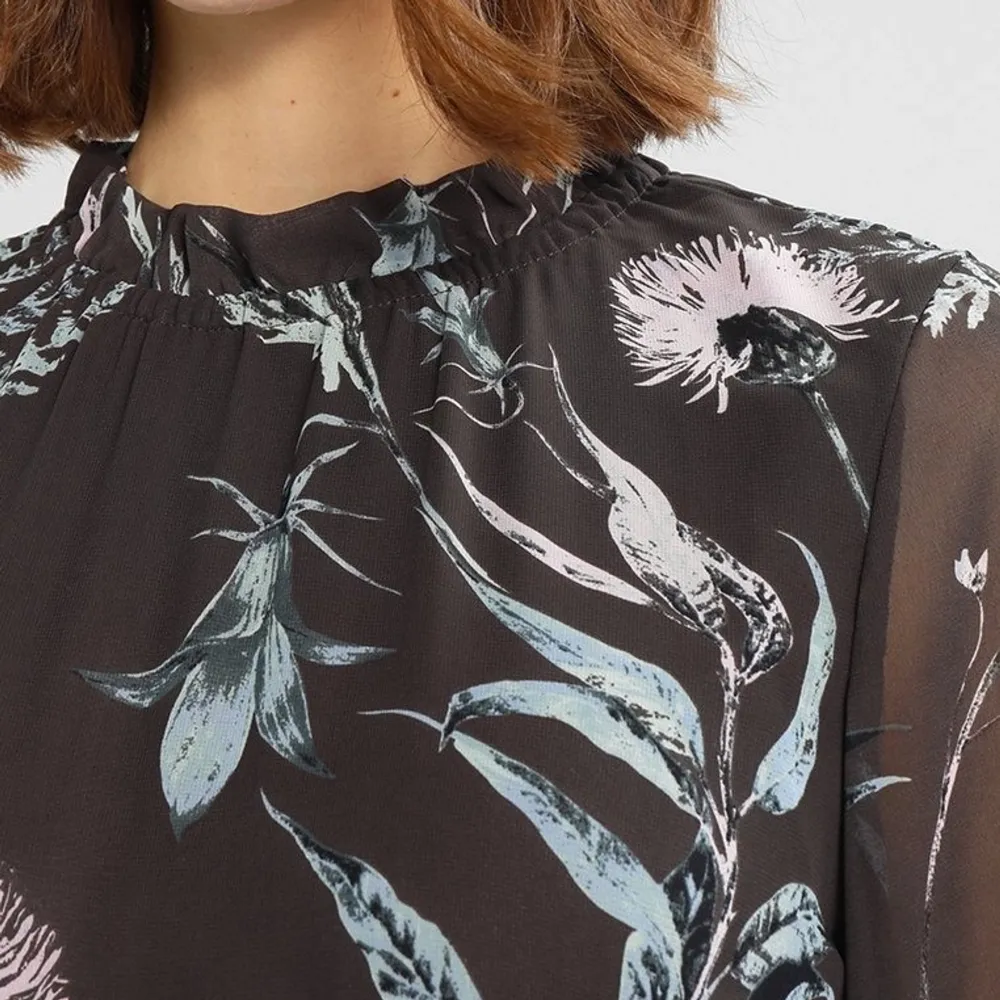 Säljer en brun klänning från Object med ett vackert blommigt mönster i gröna och rosa toner. Klänningen har långa ärmar med knappar vid ärmsluten och ett bälte i midjan för en fin passform. Perfekt för en stilfull look! Använd fåtal gånger.. Mekot.