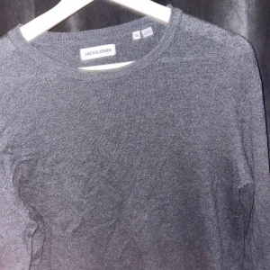 Sweatshirt Jack and Jones  - Säljer en stilren Jack and Jones sweatshirt! Bra skick men finns ett hål i tröja( se bild 4) går nog att laga men har inte tid för det. Säljs för endast 199kr! Pris går att diskuteras om man följer! Mvh Småland, bolaget 