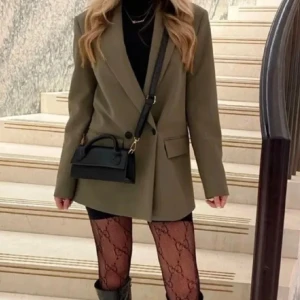 Olivgrön kavaj från Zara - Snygg olivgrön kavaj från Zara med klassisk design och två knappar framtill. Perfekt för en stilren look. Kavajen har en normal passform och är tillverkad i ett mjukt material.
