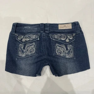 Lågmidjade jeansshorts🤩 - Midja 36 cm rakt över o gren 18 cm💕klippta så går att vika upp 