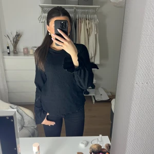 Svart ribbad tröja - Säljer en stilren svart ribbad tröja med långa ärmar. Perfekt för en enkel och elegant look. Tröjan har en bekväm passform och är lätt att matcha med olika outfits.