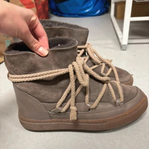 Bruna boots från Inuikii - Säljer ett par bruna boots från Inuikii med snörning och mjukt foder. Perfekta för kyliga dagar med sin robusta design och varma insida. Använda under vintern och är i fint skick. Storlek 39 💘