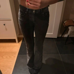 Svarta bootcut jeans - Snygga svarta bootcut jeans med en klassisk femficksdesign. 