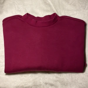 Vinröd träningströja från Adidas - Säljer en bekväm vinröd träningströja från Adidas.