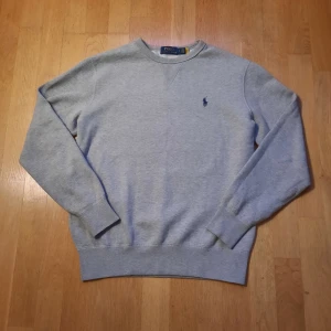 Grå tröja från Polo Ralph Lauren - ⭐️Ralph lauren ⭐️grå ⭐️Storlek = S ⭐️Mycket bra skick ⭐️ frakt samma eller nästa dag  Supersnygg ralph lauren tjocktröja utan stora skador som påverkar utseendet. Axelsöm till axelsöm = 45cm Längd = 64 cm Armhåla till armhåla = 53 Om du har frågor eller vill diakutera priset är det bara att skicka ett medelande