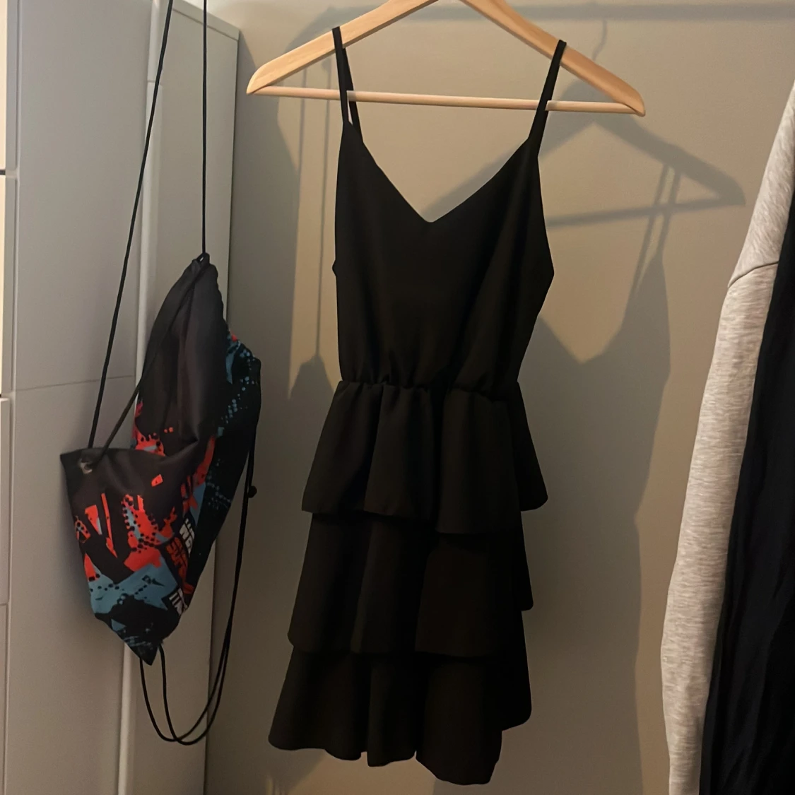 Svart klänning med volanger