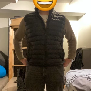 Svart dunväst från Everest - Säljer en svart dunväst från Everest. Västen har en dragkedja framtill och vid fickorna. Värmer bra och är snygg till det mesta, storlek xxl men passar L och xl beroende på vad man söker för passform. Säljer för jag slutat använda väst och har knappast använt under tiden jag haft. Orginal pris (799kr) 