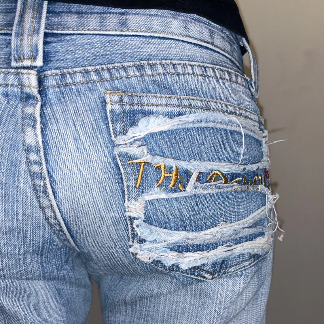 Blå slitna jeans - 1