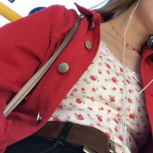 Snygg röd jeansjacka  - Snygg röd jeansjacka från nakd. Bra skick! Storlek 32. 