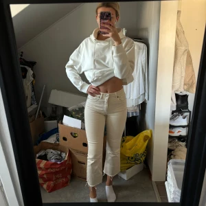 Croppade flare jeans - Snygga beigea jeans med fransade kanter och en tight passform. De är högmidjade och har en rak stil. Perfekta för en trendig look. Endast använda 1 gång.