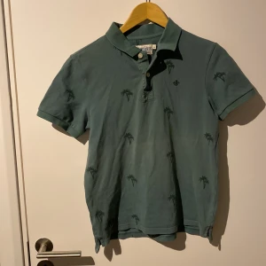 Grön pikétröja från Morris vintage  - Denna säljs inte längre från Morris men när den såldes låg nypriset på runt 1000kr. Jag är M och den passar mig bara lite kort är(185) så den passar xs,s,m