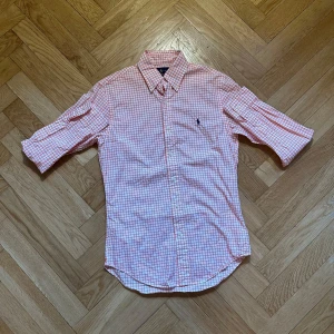 Rosa/vit Polo Ralph Lauren skjorta - Fetaste plagget för fetaste priset 🔥  Vid ett snabbt köp går priset att prutas 💯  100% ÄKTA 👍  Inga defekter som inte syns i bilderna ✅  Varan går att hämtas i Gbg för ett lägre pris ⭐️ 