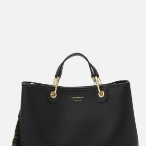 Svart handväska från Emporio Armani - Elegant svart handväska från Emporio Armani med guldfärgade detaljer och matchande innerficka. Väskan har en stilren design med två handtag. Köpt för 3500 men är knappt använd.