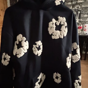 Denmin tears hoddie - Jag säljer en Denim Tears hoodie i hög kvalitet med en avslappnad passform. Den har en unik design som verkligen sticker ut. Kontakta mig gärna för mer info och bilder!