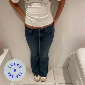 Lågmidjade Levi’s jeans - Jättesnygga lite mörkblå och lågmidjade jeans från levi’s, köpte dom på plick (bilder från deras annons) men tyvärr var dom lite för stora så säljer vidare, Waist:30 Lenght:32 dom har lite slitningar längst ner på baksidan (kolla sista bilden)