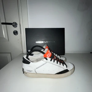 Crime London - Tjena, säljer dessa riktigt snygga crime London skor i strl 40-41👌 skorna är i riktigt bra skick. Jag är öppen för frågor🤝