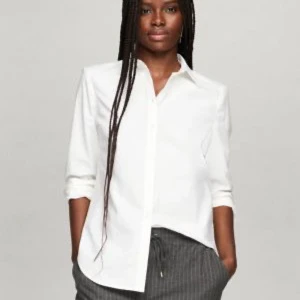 Vit skjorta från Tommy Hilfiger - Säljer en stilren vit skjorta från Tommy Hilfiger i slim fit. Skjortan har långa ärmar och klassisk krage, perfekt för en elegant look. Den är tillverkad i ett mjukt och bekvämt material.