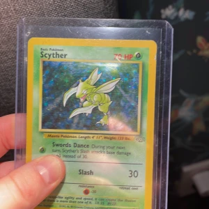 Pokémon kort gamla  - Dom är helt okej sick dom är från 1995 och är väldigt fina holo grapisha kort 