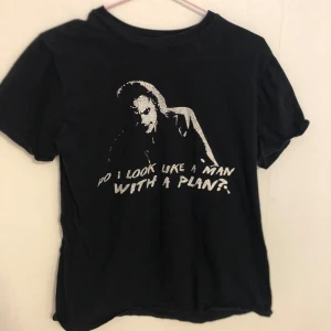 Joker t-shirt  - Säljer en svart t-shirt med ett tryck av jokern (Heath Ledger) och texten 'Do I look like a man with a plan?'.  T-shirten har korta ärmar och en klassisk passform. Tyvärr ingen tagg kvar men är i mindre storlek, tippas på s-m