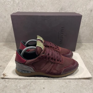 Valentino Rockrunners - Valentino Rockrunners | Skick: 8/10 | Storlek: 40 | Tillbehör: Box och Dustbag | Nypris: Ca 8000kr | Pris 1549kr | Pris kan diskuteras | Hör av er vid mer frågor | Mvh Leon