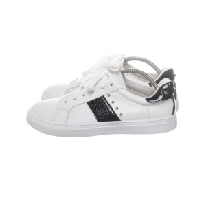 Vita sneakers - Jättesnygga vita sneakers med svarta detaljer och nitar, köpta på Sellpy🤎🤎