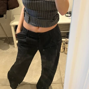 Randiga lågmidjade kostymbyxor - Kostymbyxor från NA-KD, aldrig använda. Prislapp sitter kvar. Super fina lågmidjade med raka ben. Kostar 599:- inköpspris. 