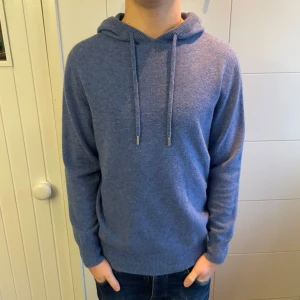 Merinoull Hoodie - En riktigt snygg merinoull hoodie i storlek M! Använd max 3 gånger! Hör av dig vid intresse😊