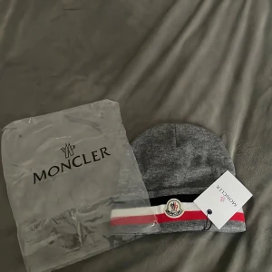 Moncler mössa - Helt ny aldrig andvänd 