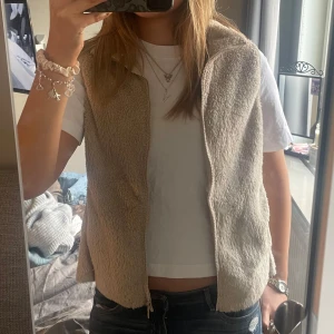 Teddyväst - Säljer en mysig beige teddyväst från Uniqlo! Den har inte använts fler en ett par gånger eftersom att jag tycker inte riktigt att det är min stil🥰passar xs-s 