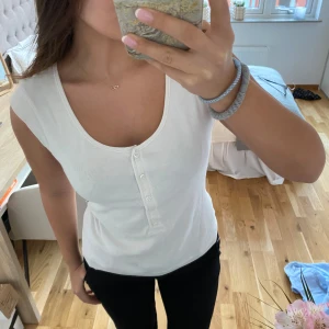 Söt topp - Jättesöt topp/t shirt med detaljer köpt i Frankrike. Står ingen storlek men xs-s