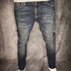 Nudie jeans slim fit - Mycket bra skick, size 30/34 men sitter som 30/32 modell 180 63 kg. Prioritet till bundle och billigare pris, frakt samma eller dag efter.
