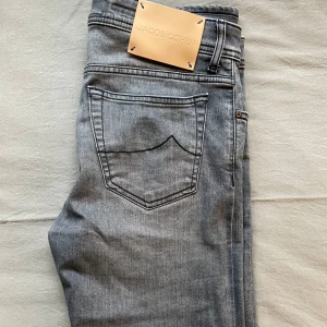 Jacob cohen - Jacob Cohën jeans size 33 (nya modellen). Modellen heter ”BARD”! Byxorna är i ny skick endast använda 1-2 gngr. Pris 1699🤩 Vid frågor och funderingar är det bara höra av sig 🙌