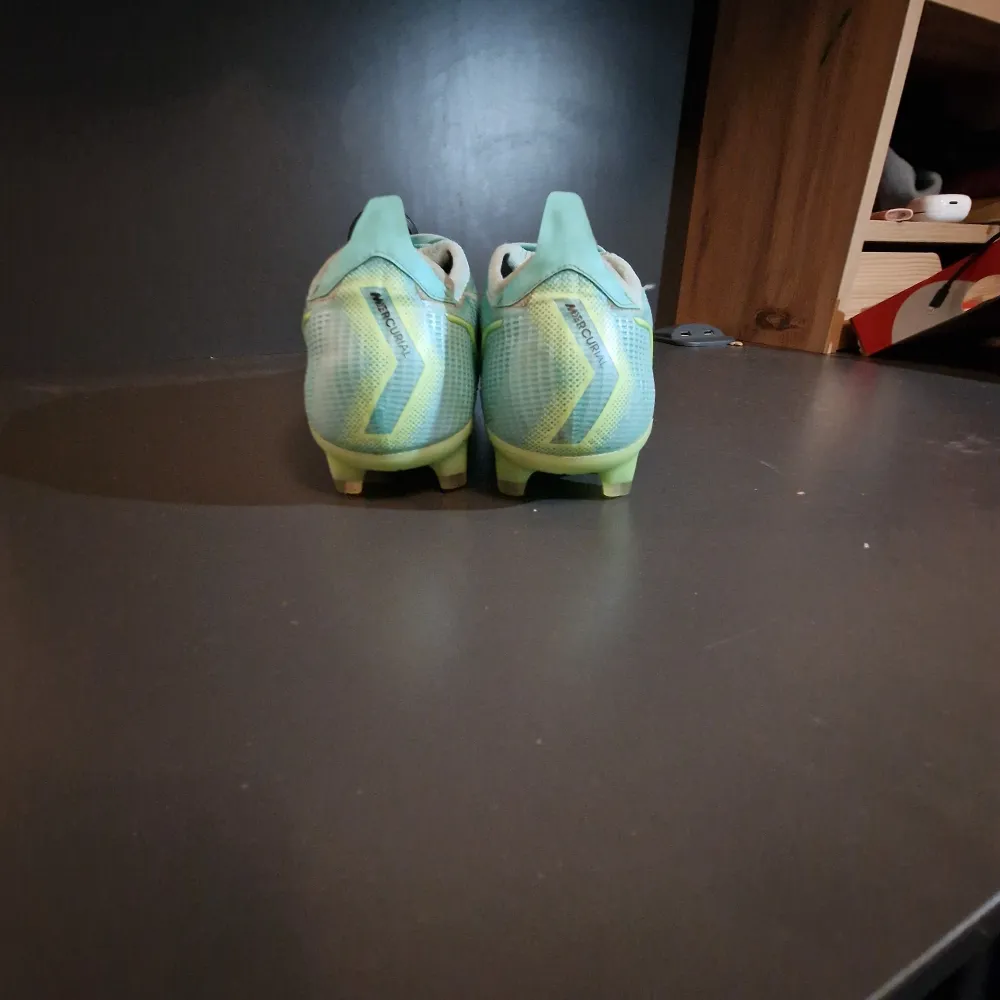 Säljer ett par fotbollsskor Nike Mercurial superfly 8 elite fotbollsskor i ljusblått med svarta detaljer och snörning. Skorna är en gammal design men ändå med en lätt och luftig ovandel, perfekt för snabba rörelser på planen. Säljer dem för detta pris pågrund av att dem inte tillverkas nu och att original priset är 3800kr.. Kengät.