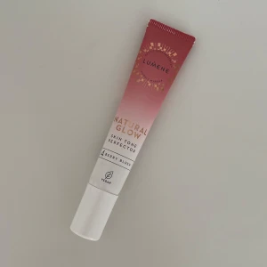 Lumene blush - Lumene Natural Glow Skin Tone Perfector 20 ml 4 Berry Blush. Helt ny och oanvänd. Perfekt för en fräsch och strålande look. För mer frågor och bilder kontakta mig💕