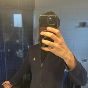  Polo Ralph Lauren zip - Snygg mörkblå hel-zip från Ralph Lauren 