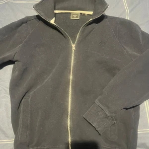 SUPERDRY ZIP💧 - STRL S. Säljer en snygg zip från superdry i en skön mörkblå färg. Priset går att diskutera vid snabb affär hör av er för fler frågor