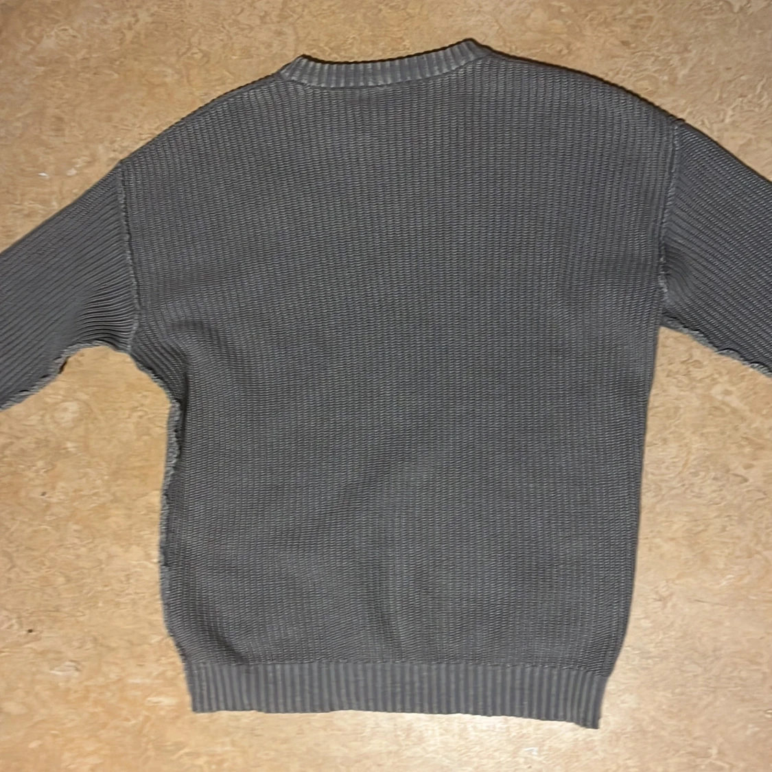 Grå  tröja  - 2