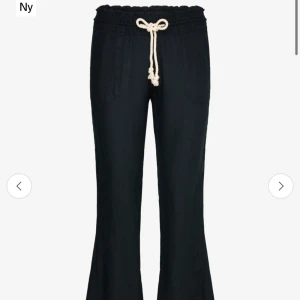 Roxy linnebyxor - Säljer dessa linnebyxor från roxy då de tyvärr är för korta på mig. Skulle säga att de passar någon som är 160-162. Tryck gärna köp nu och bara att fråga om du har någon fråga💗