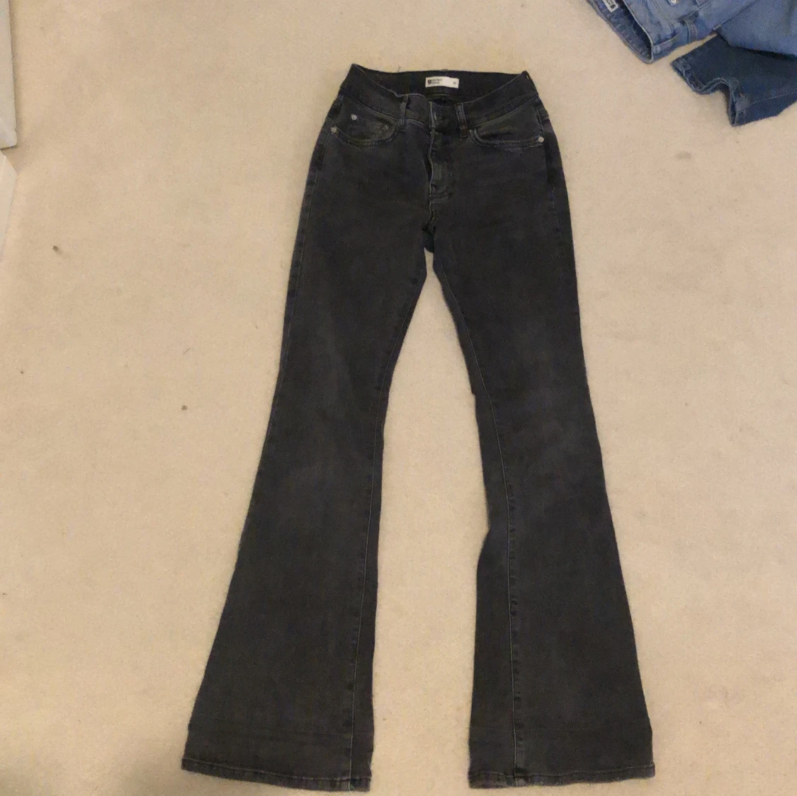 Grå bootcut jeans från Gina Tricot 